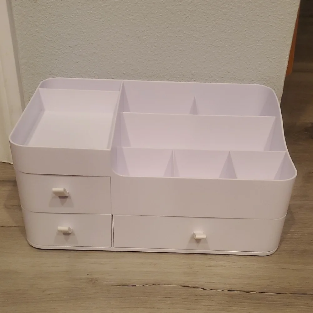 Simple White Makeup Organizer